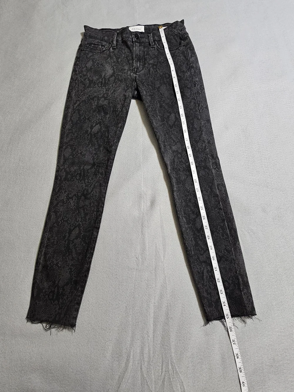 FRAME Le Skinny de Jeanne Python Print Jeans Gray Raw Hem Women's Size 27 EUC - Picture 11 of 11